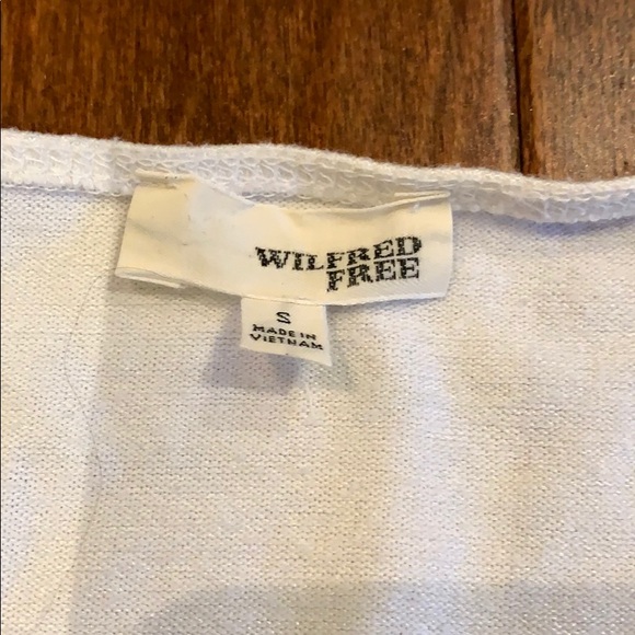 Cute v-neck sweater. - Picture 2 of 4